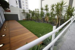 שדרוג הגינה בבית - כך תבחרו דק עמיד שישדרג את הגינה שלכם